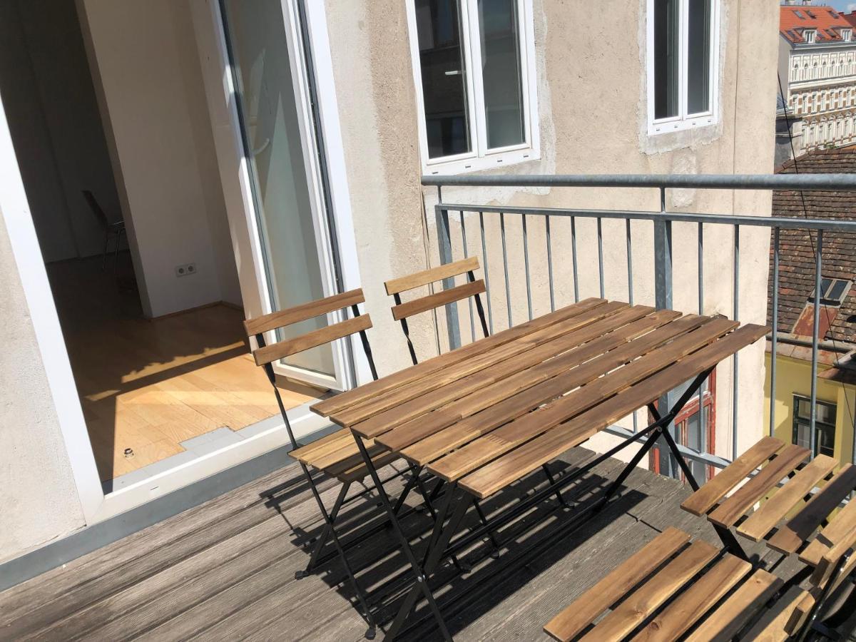 Helle 4 Zimmer Familien-wohnung Mit Balkon! Schloss Schonbrunn In Gehdistanz Appartement Wenen
